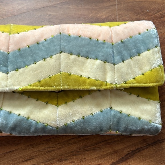 Shiraleah velvet pastel color wristlet super cute - Picture 3 of 15